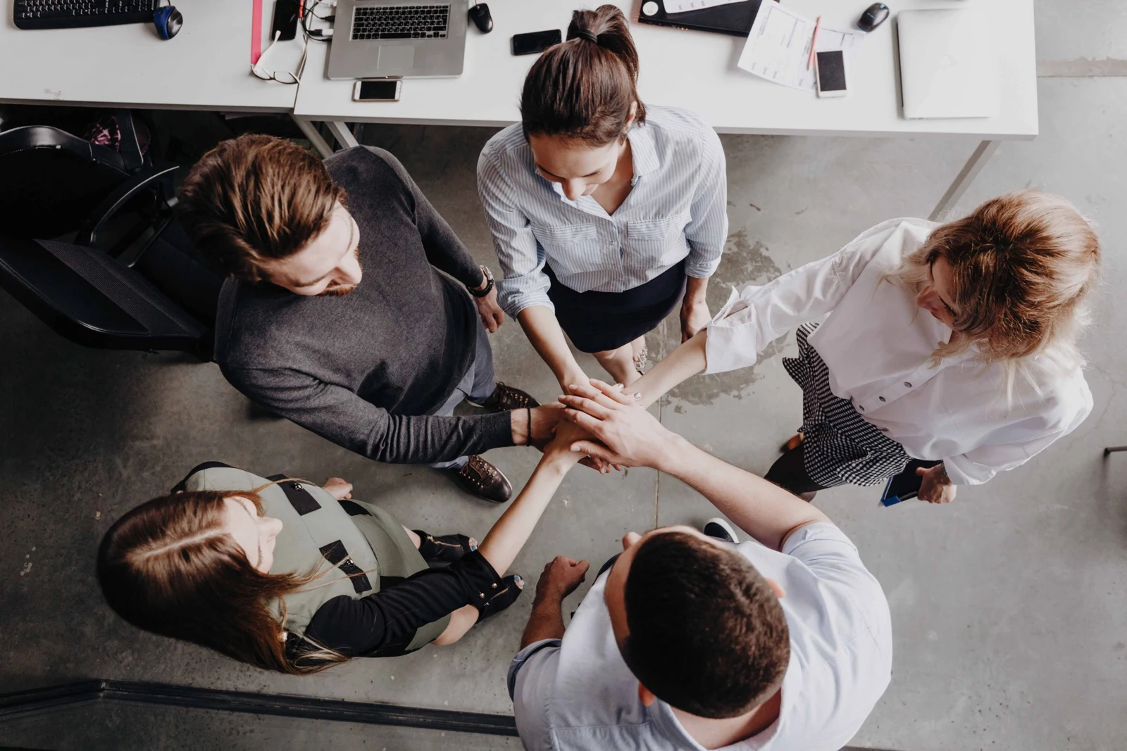 Colleghi riuniti in un’attività di team building in ufficio